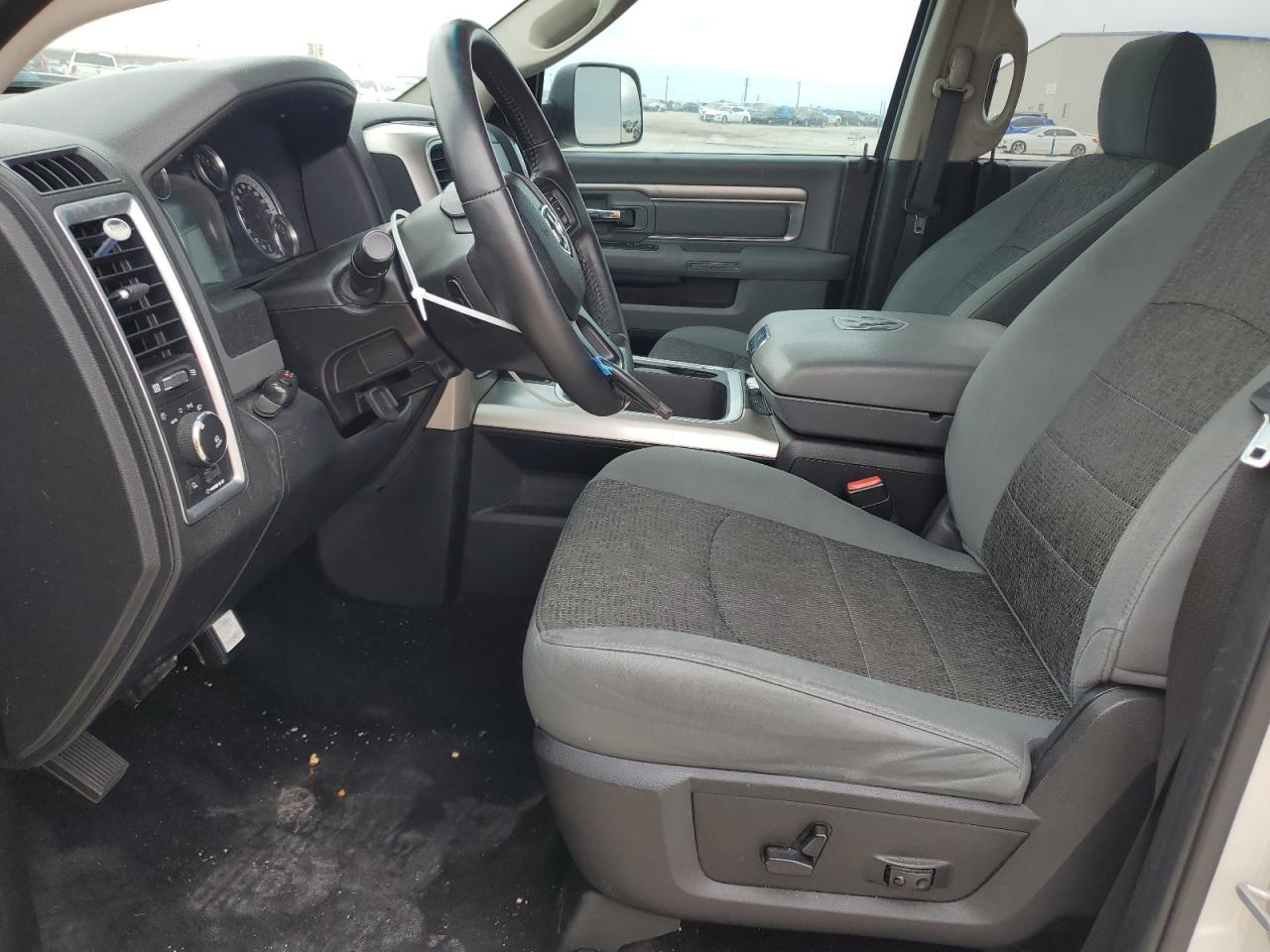 1C6RR6LT3GS210412 2016 Ram 1500 Slt