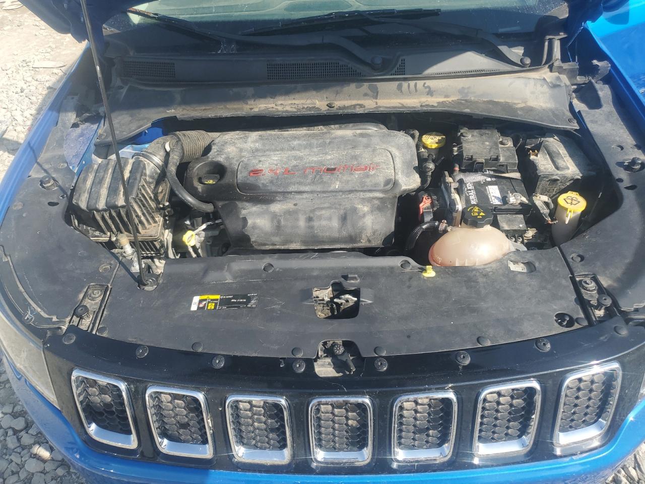 3C4NJCBB9JT137672 2018 Jeep Compass Latitude