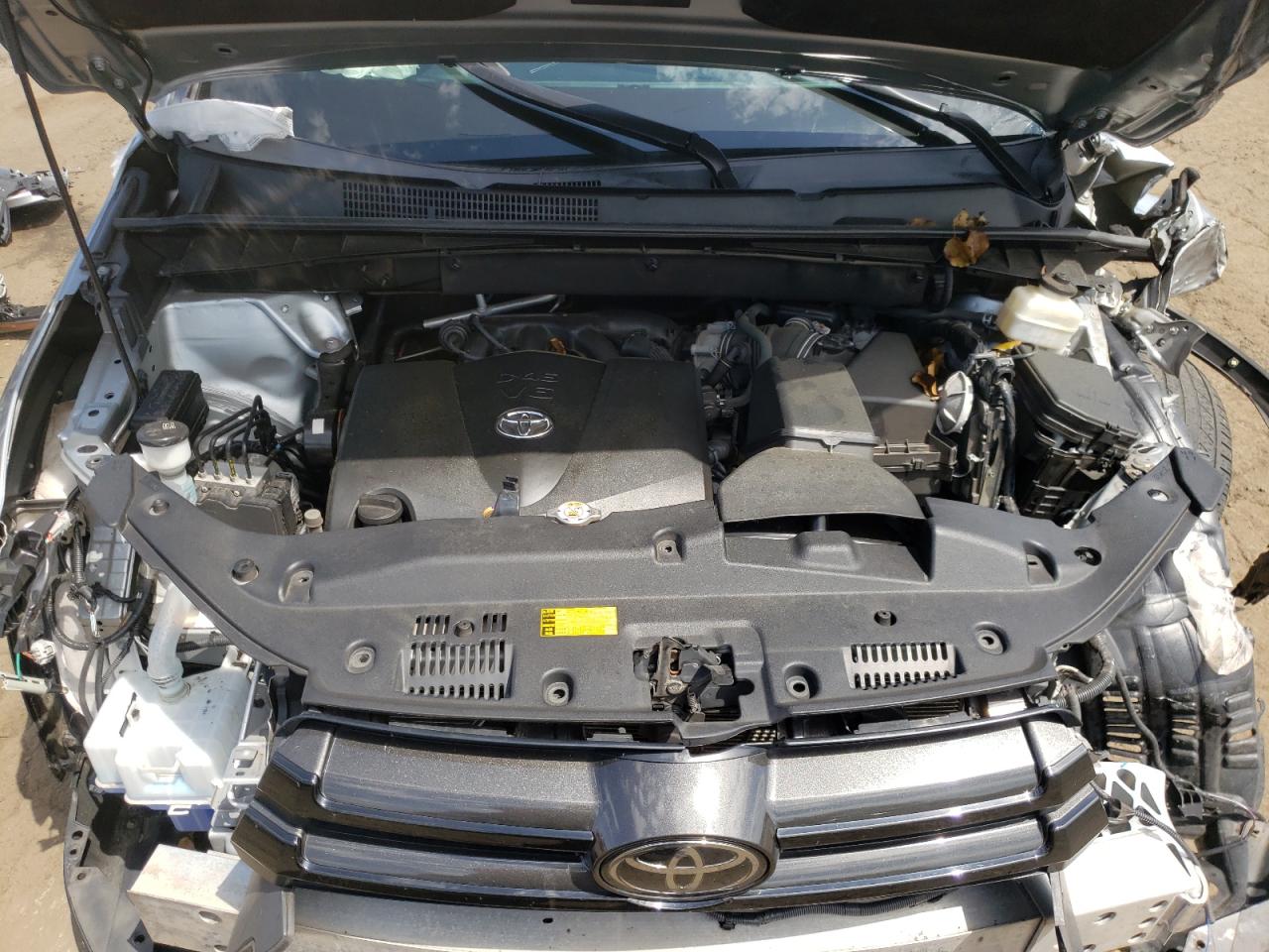 5TDJZRFH4JS893476 2018 Toyota Highlander Se