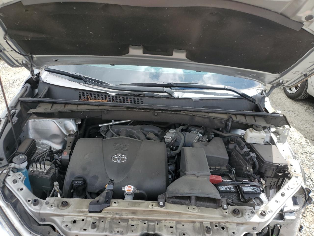 5TDJZRFH7JS831022 2018 Toyota Highlander Se