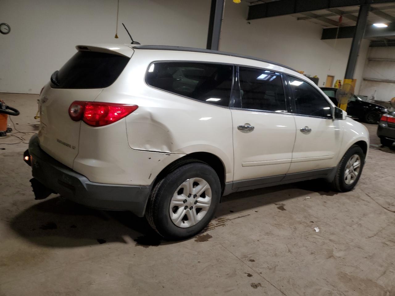 1GNKVGED2BJ390537 2011 Chevrolet Traverse Lt