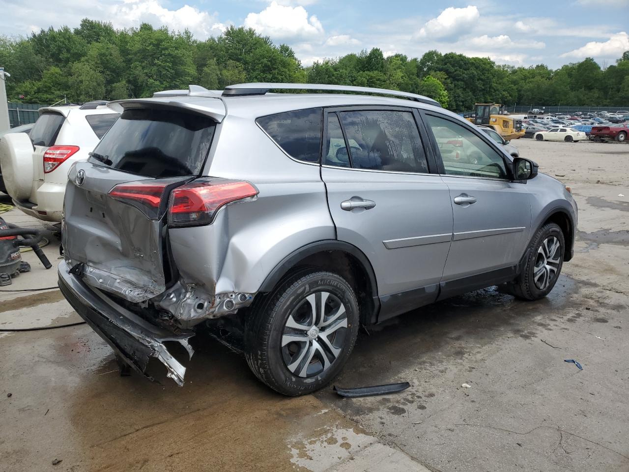 JTMBFREV8JD251729 2018 Toyota Rav4 Le