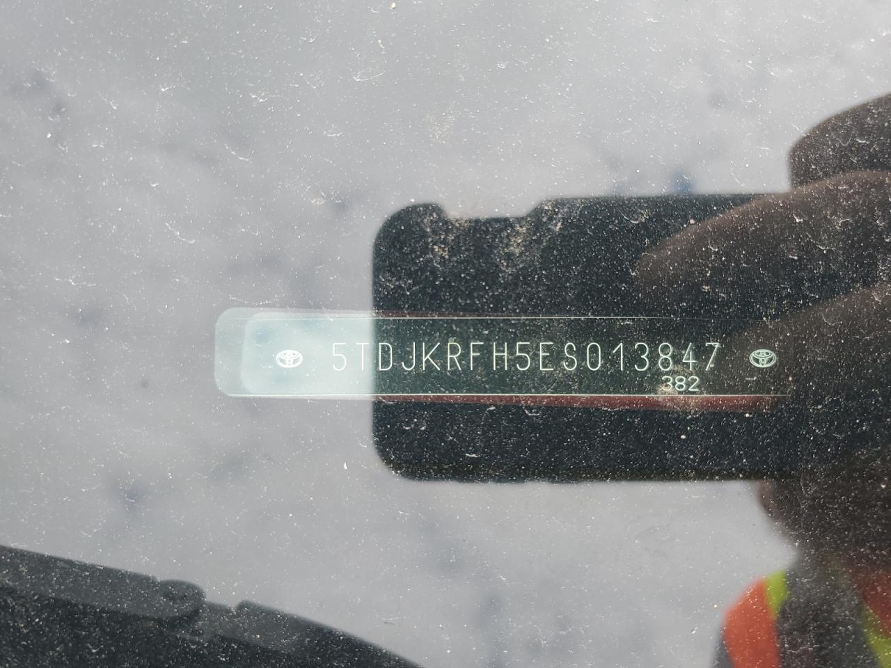 5TDJKRFH5ES013847 2014 Toyota Highlander Xle