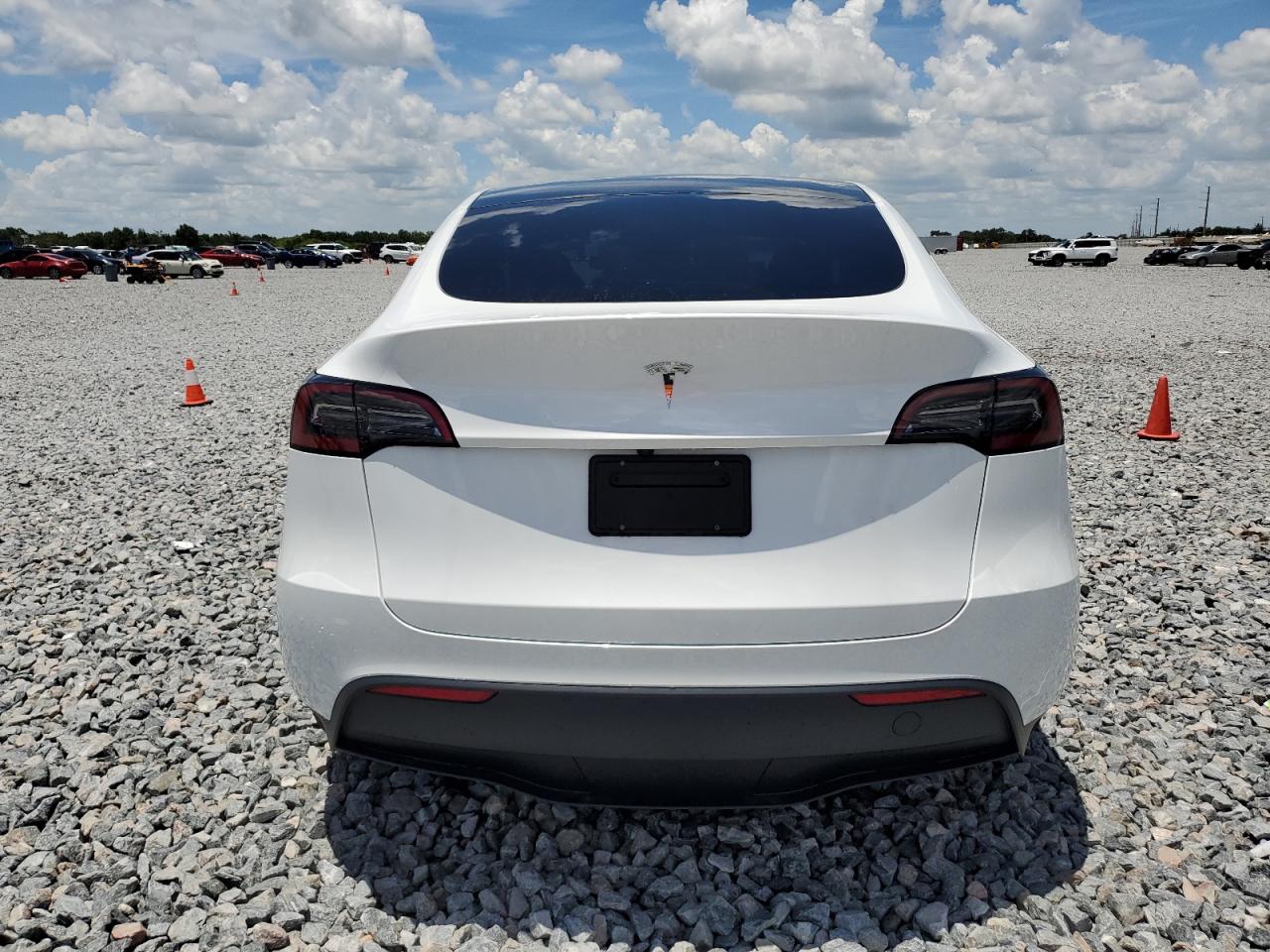 Tesla Model y 2025