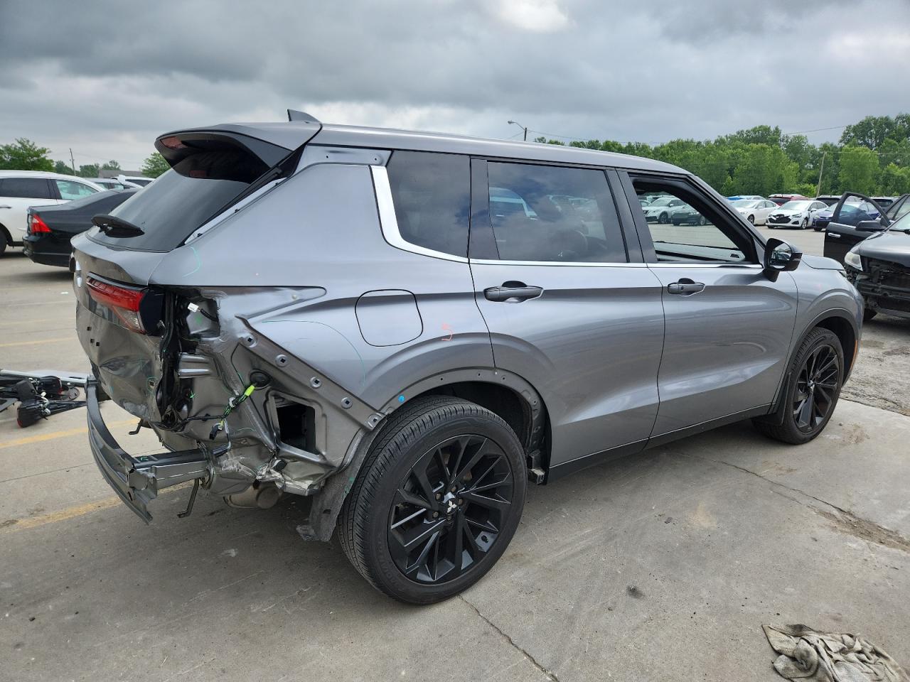 MITSUBISHI OUTLANDER SE