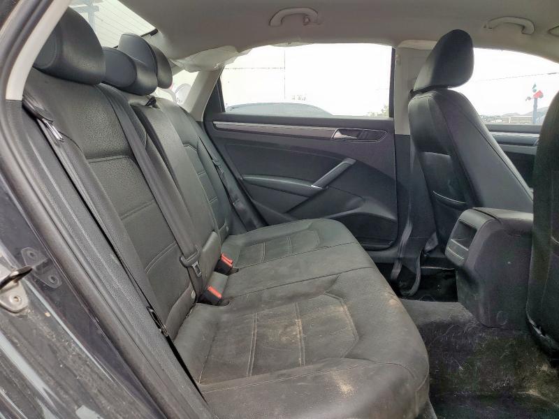 2017 VOLKSWAGEN PASSAT R-L 1VWDT7A34HC041832
