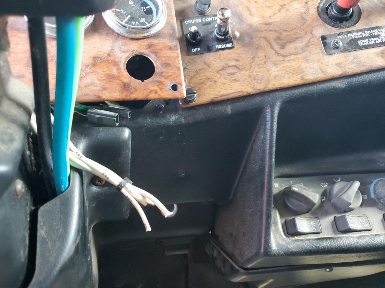 Lot #3208762336 2000 PETERBILT 377