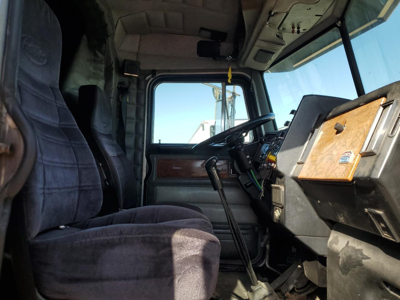 Lot #3208762336 2000 PETERBILT 377