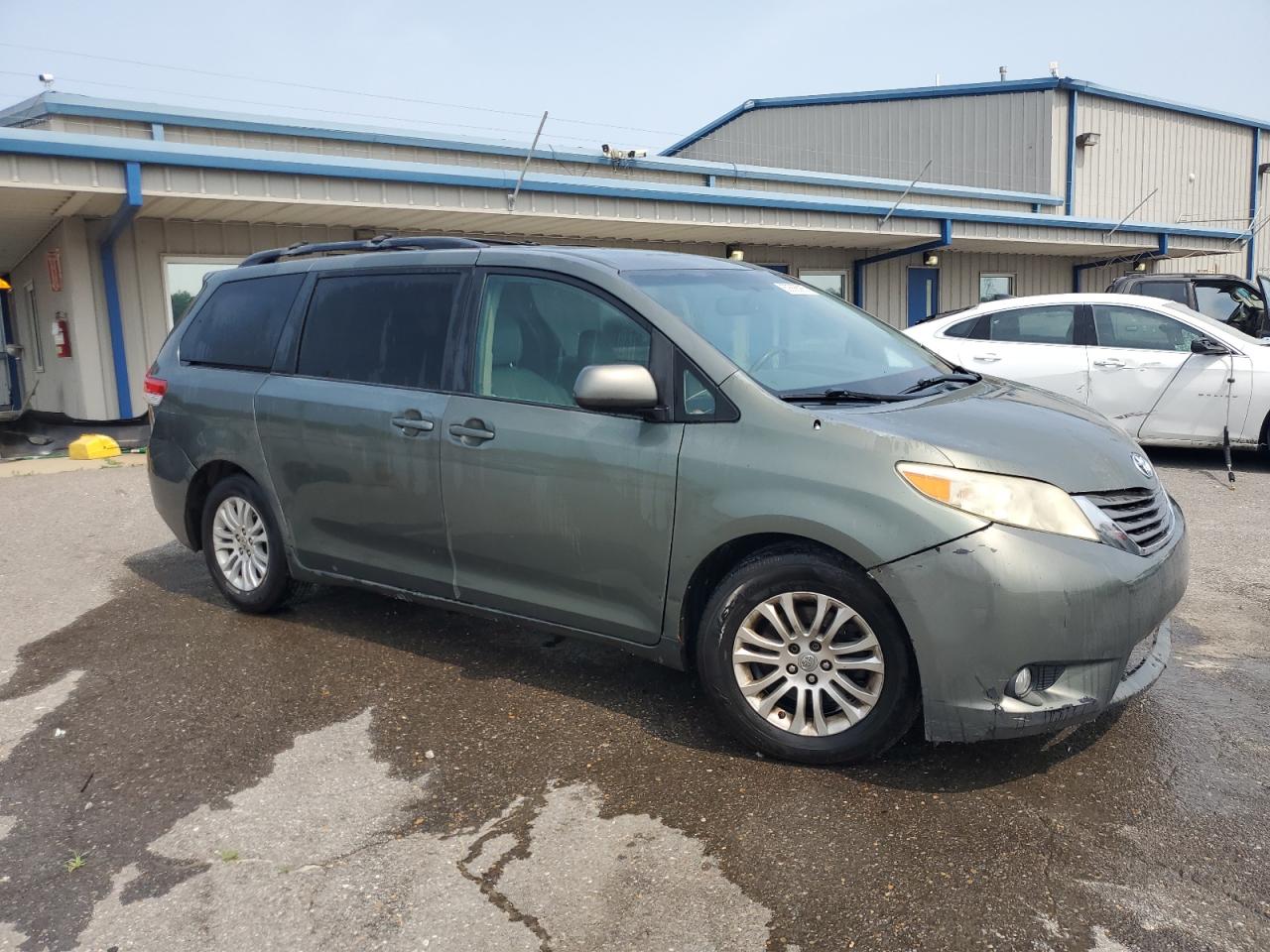 TOYOTA SIENNA XLE