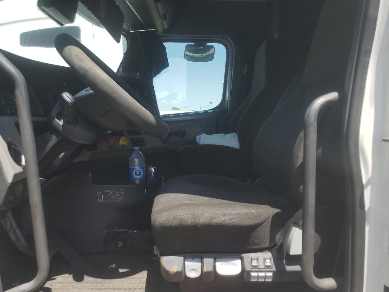 Lot #3313447932 2020 FREIGHTLINER CASCADIA 126