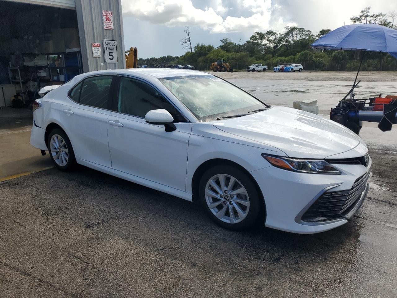 Toyota Camry le 2021