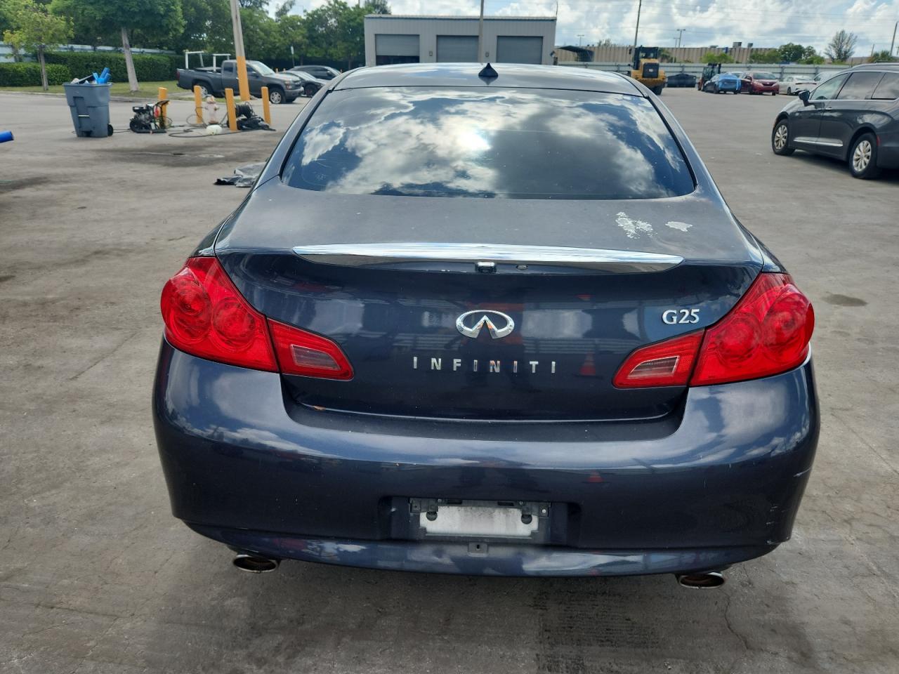 INFINITI G25 BASE