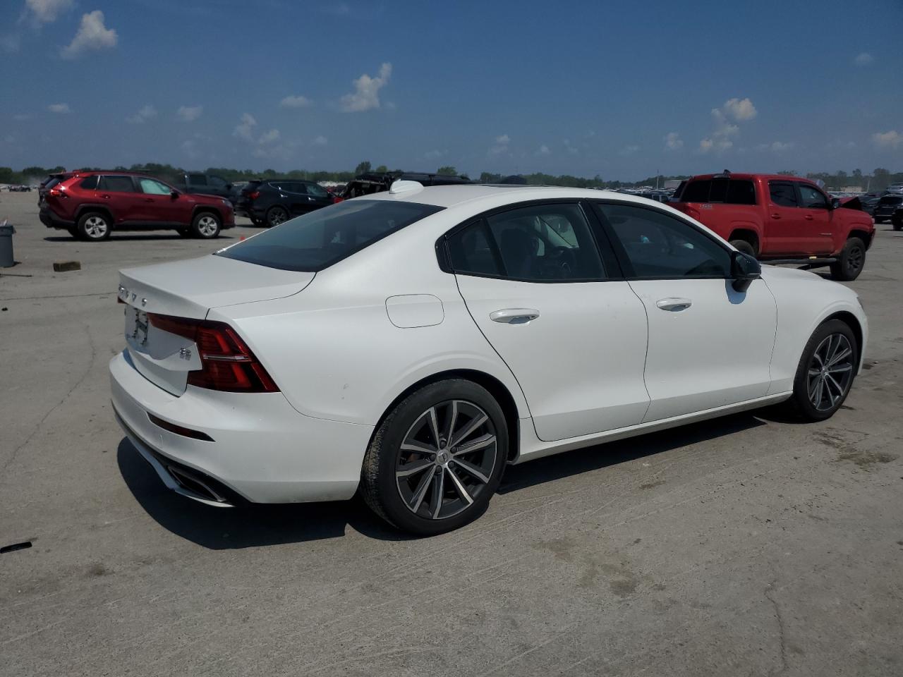 VOLVO S60 B5 MOMENTUM