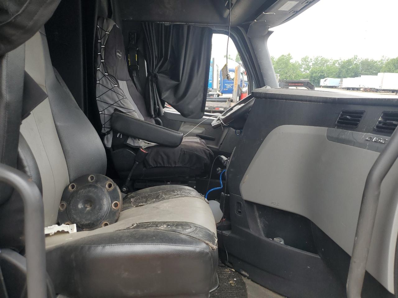 Lot #3281713887 2021 FREIGHTLINER CASCADIA 1