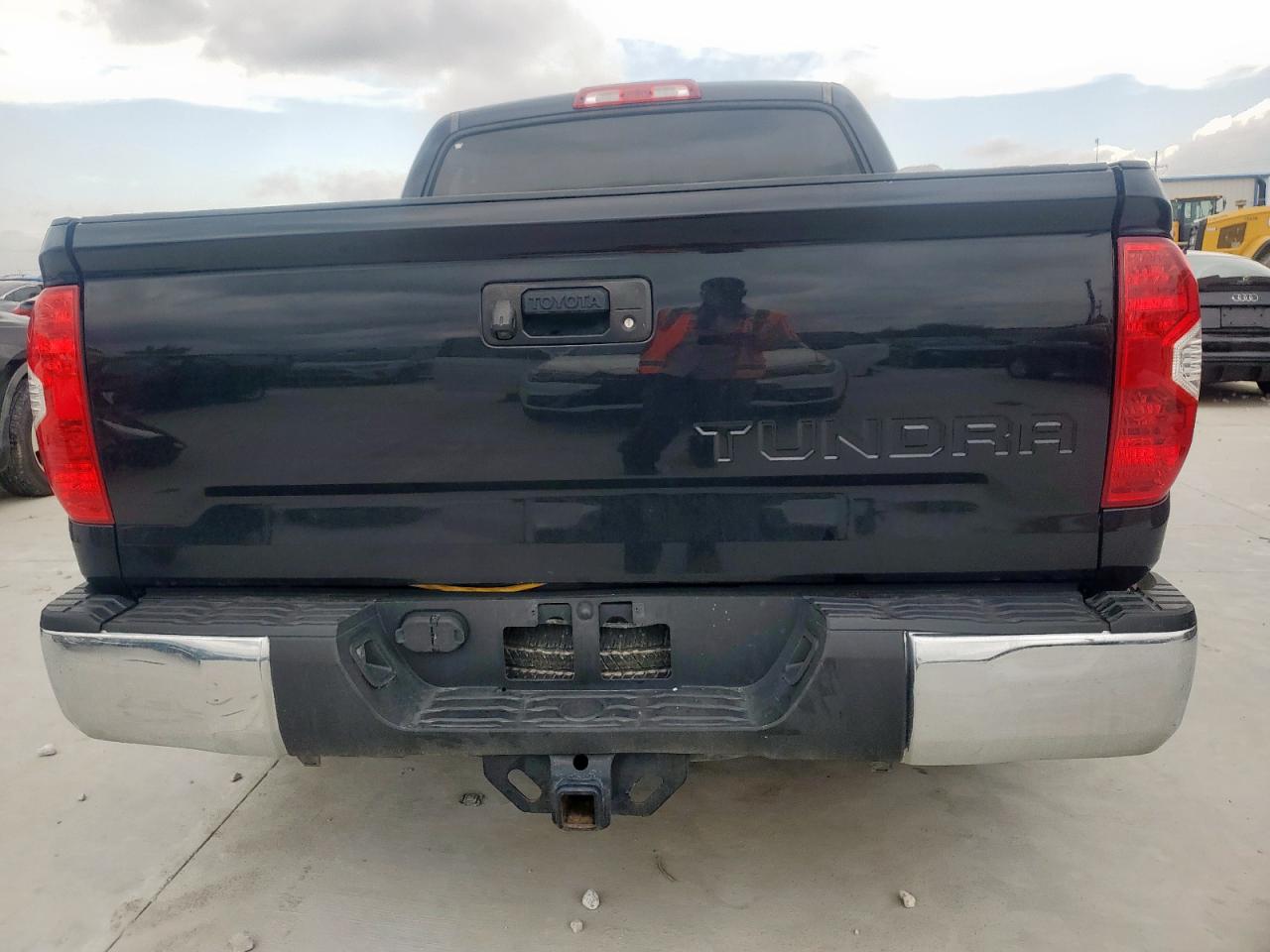TOYOTA TUNDRA CREWMAX SR5