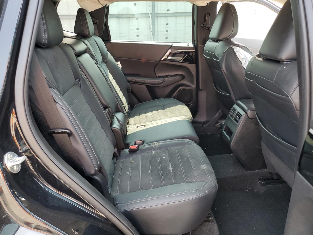 MITSUBISHI OUTLANDER SE