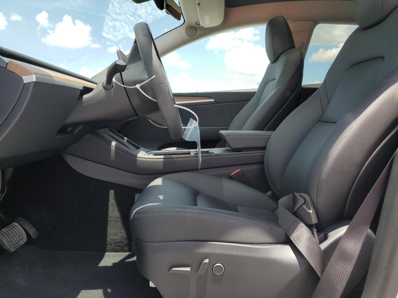 Tesla Model y 2025