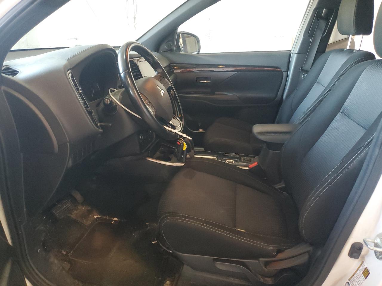 MITSUBISHI OUTLANDER SE