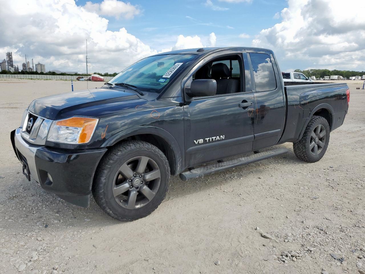 NISSAN TITAN S