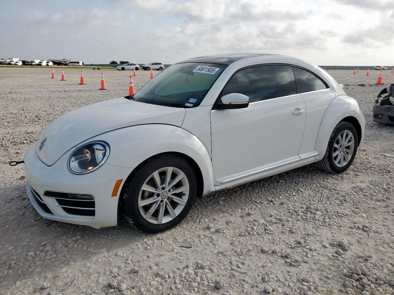 VOLKSWAGEN BEETLE SE