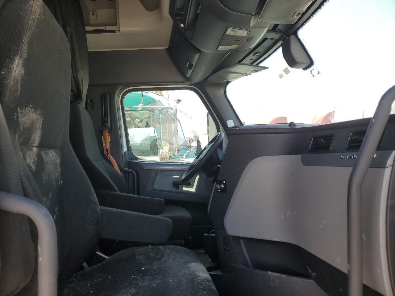 Lot #3254538175 2018 FREIGHTLINER CASCADIA 1