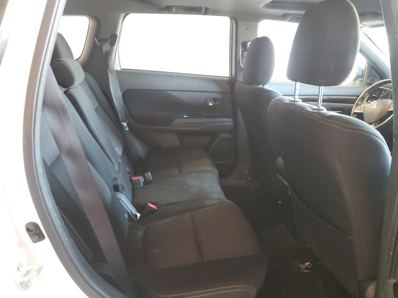 MITSUBISHI OUTLANDER SE