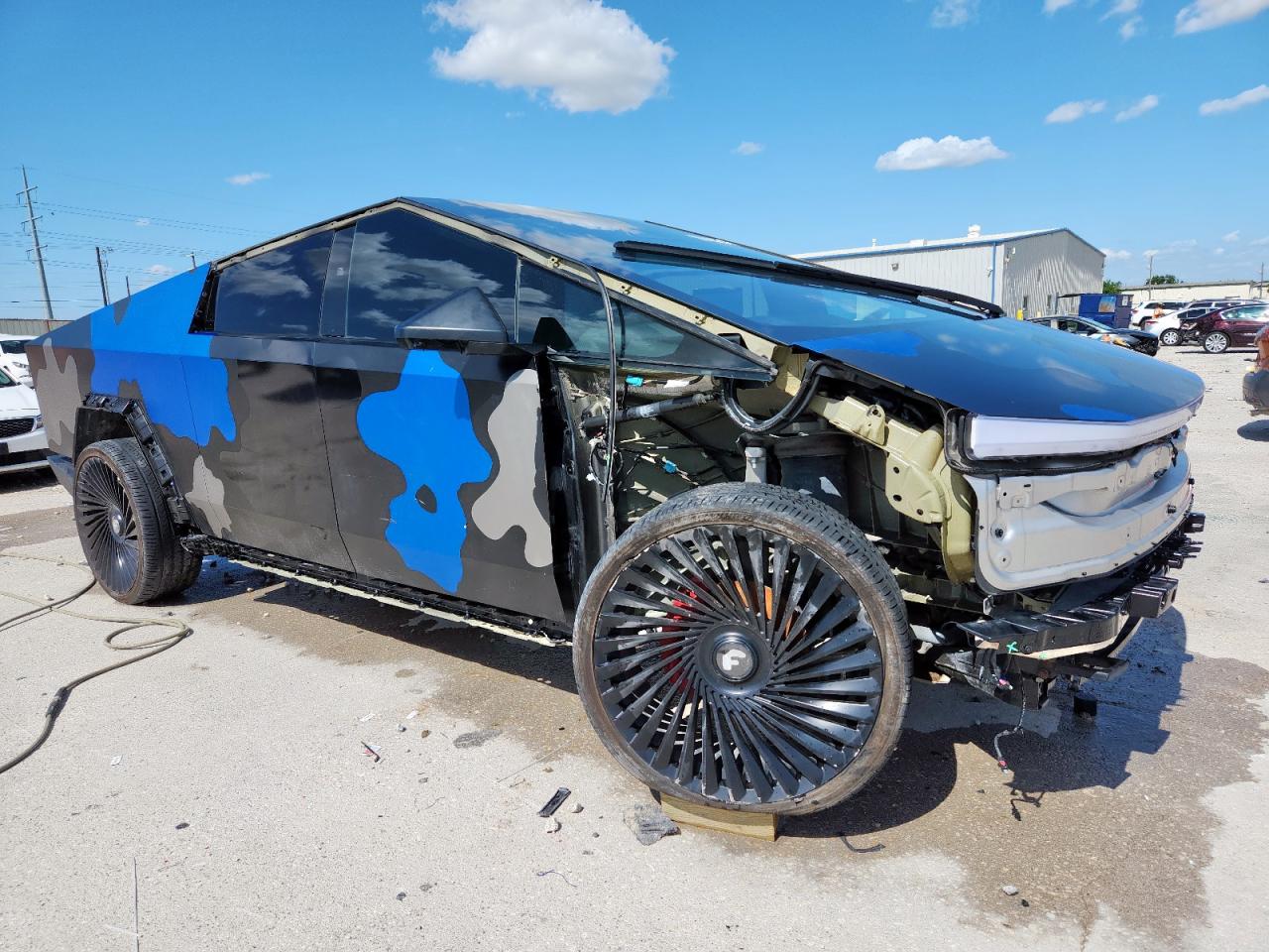 TESLA CYBERTRUCK
