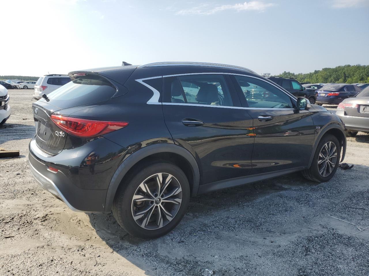 INFINITI QX30 BASE