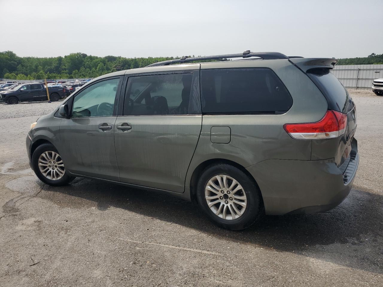 TOYOTA SIENNA XLE