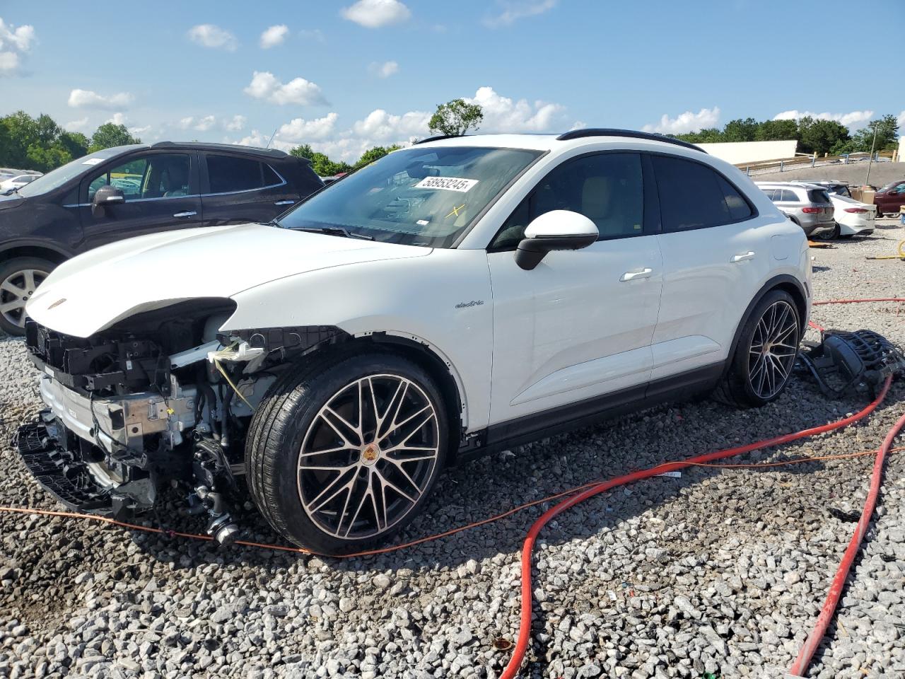 PORSCHE MACAN 4