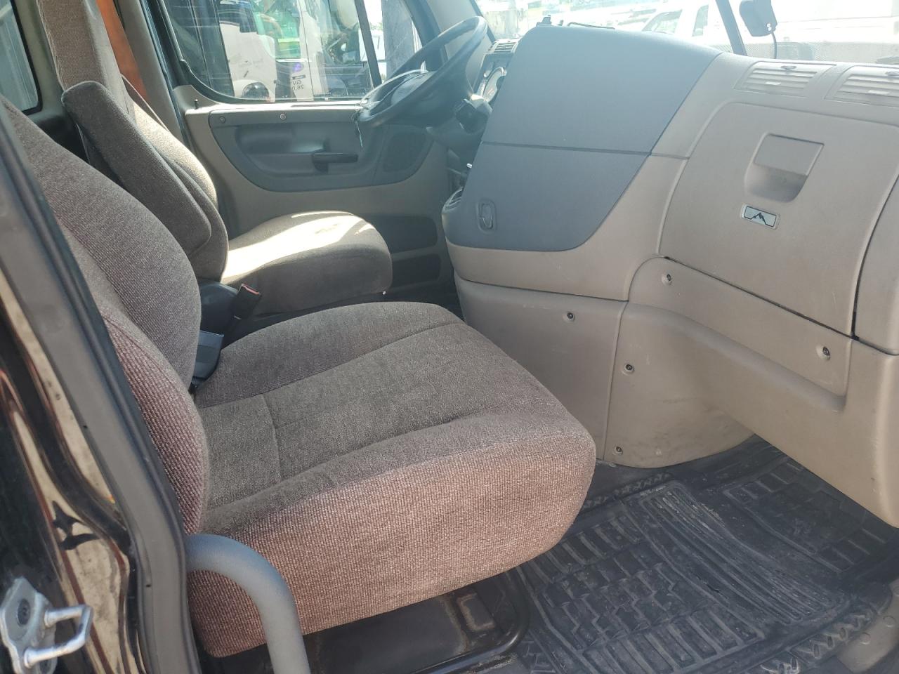 Lot #3182799235 2017 FREIGHTLINER CASCADIA 1