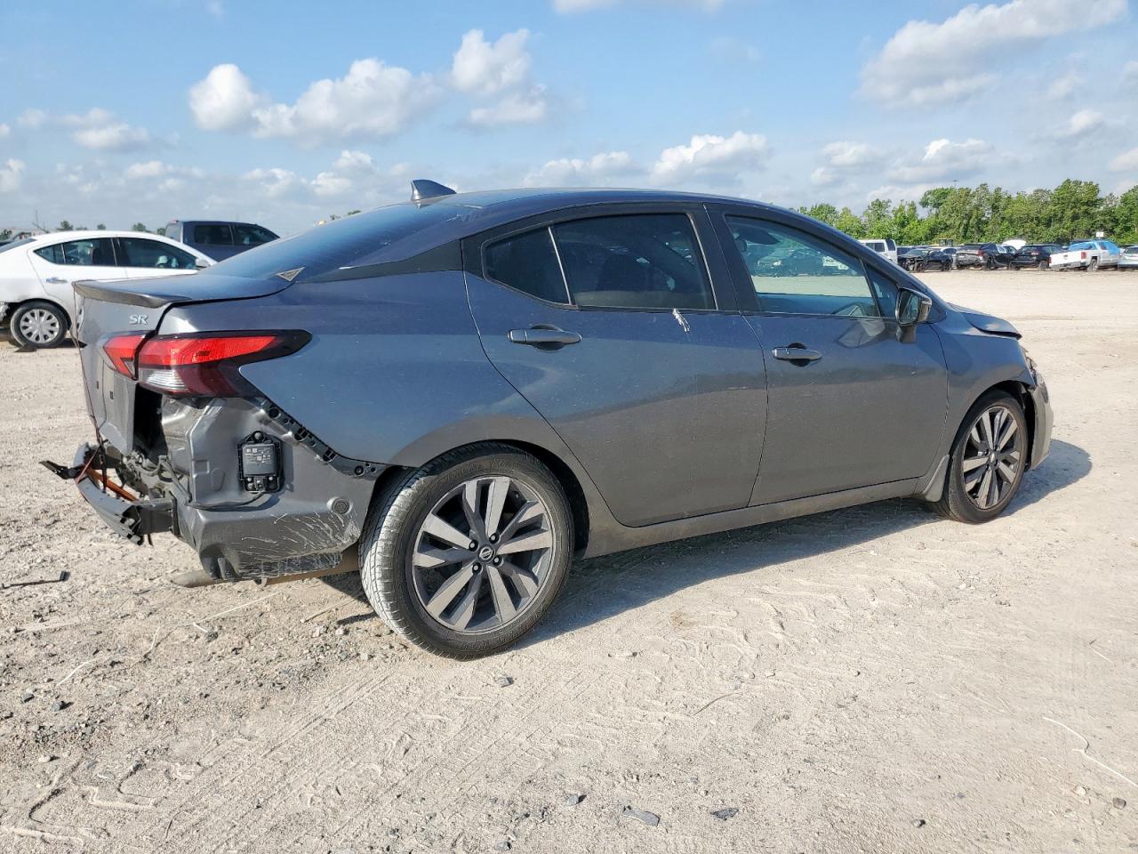 Nissan Versa sr 2020