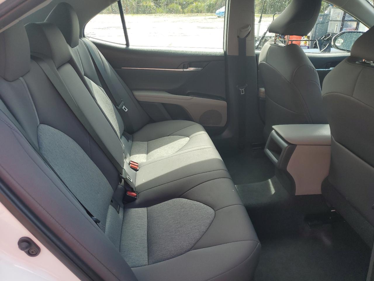 Toyota Camry le 2021