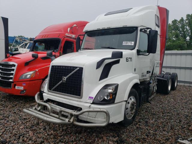 VOLVO VN VNL 2018 white  diesel 4V4NC9EH3JN884671 photo #3
