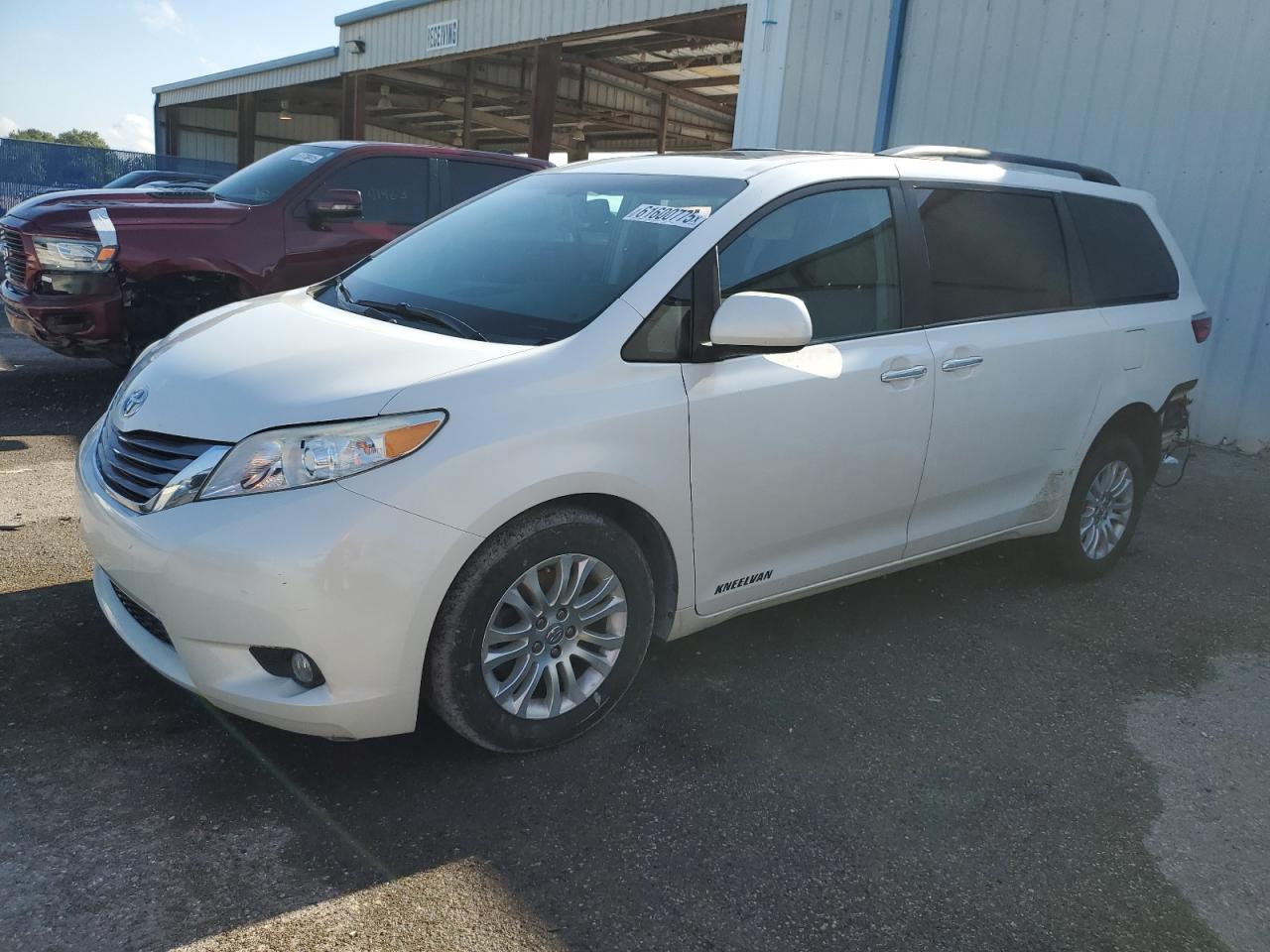 TOYOTA SIENNA XLE