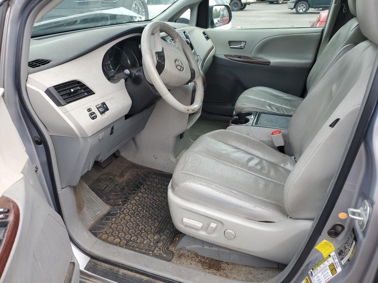 TOYOTA SIENNA XLE