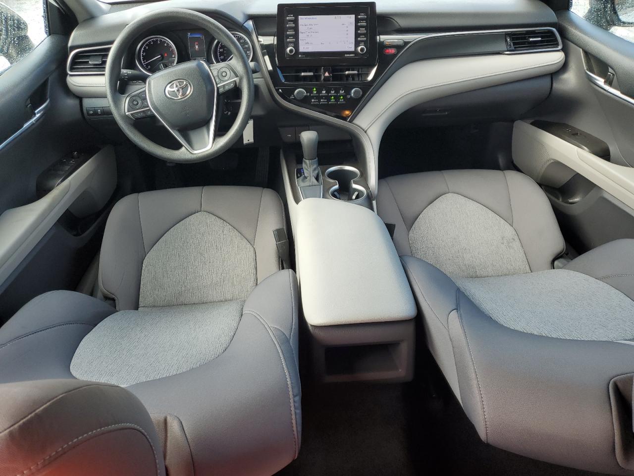 Toyota Camry le 2021