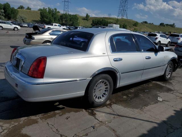 LINCOLN TOWN CAR C 2001 silver  gas 1LNHM83W81Y657911 photo #4