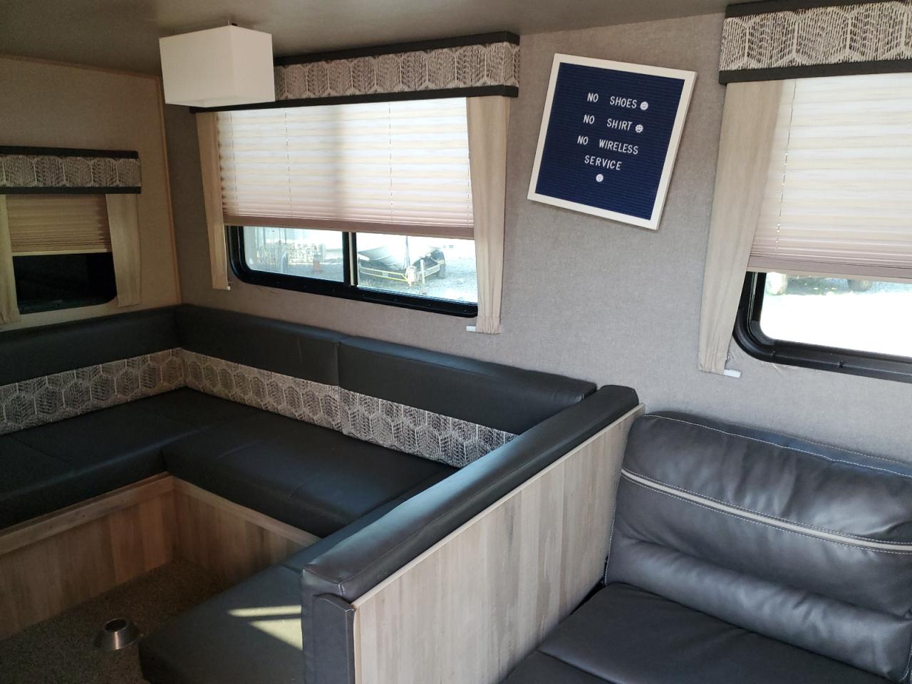 Lot #3216912270 2020 COACH CATALINA