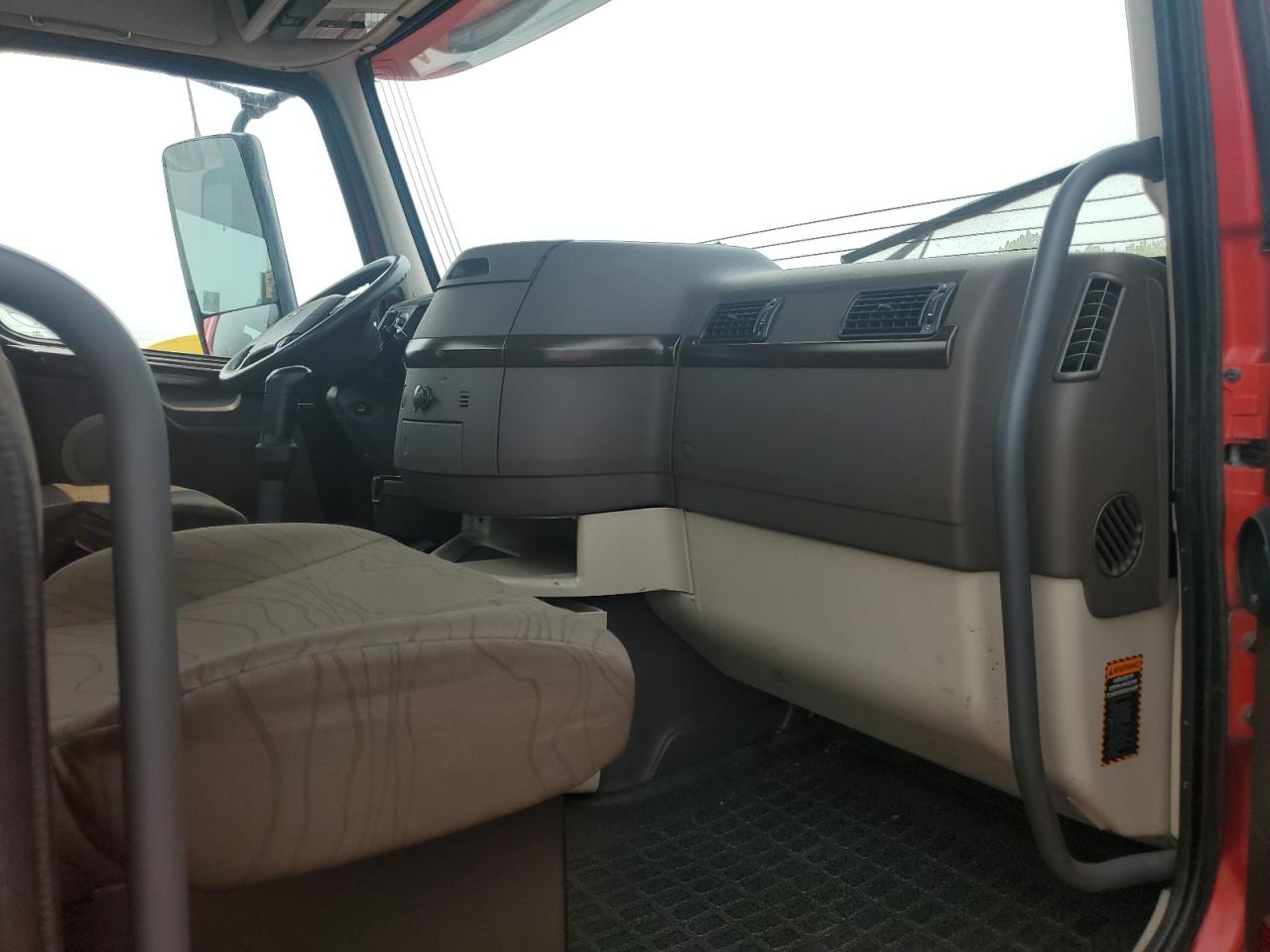 Lot #3217637425 2018 VOLVO VNL