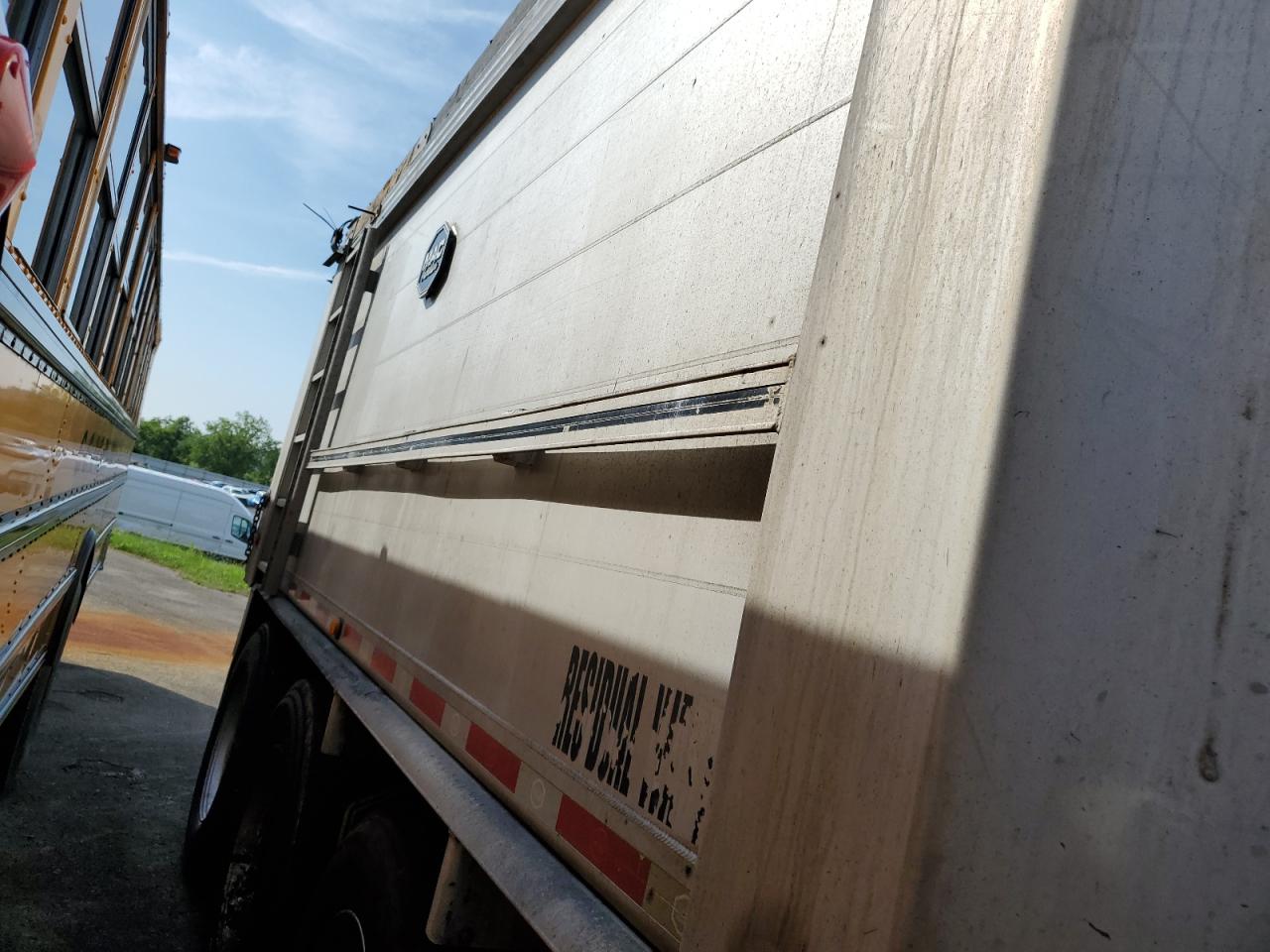 Lot #3255474446 2018 PETERBILT 567