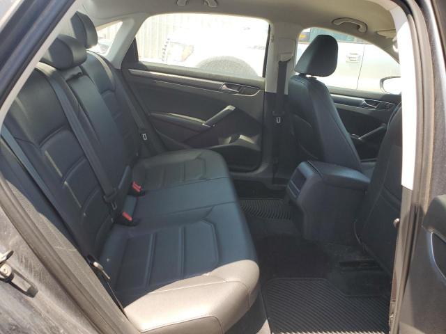 2017 VOLKSWAGEN PASSAT R-L 1VWDT7A33HC025833