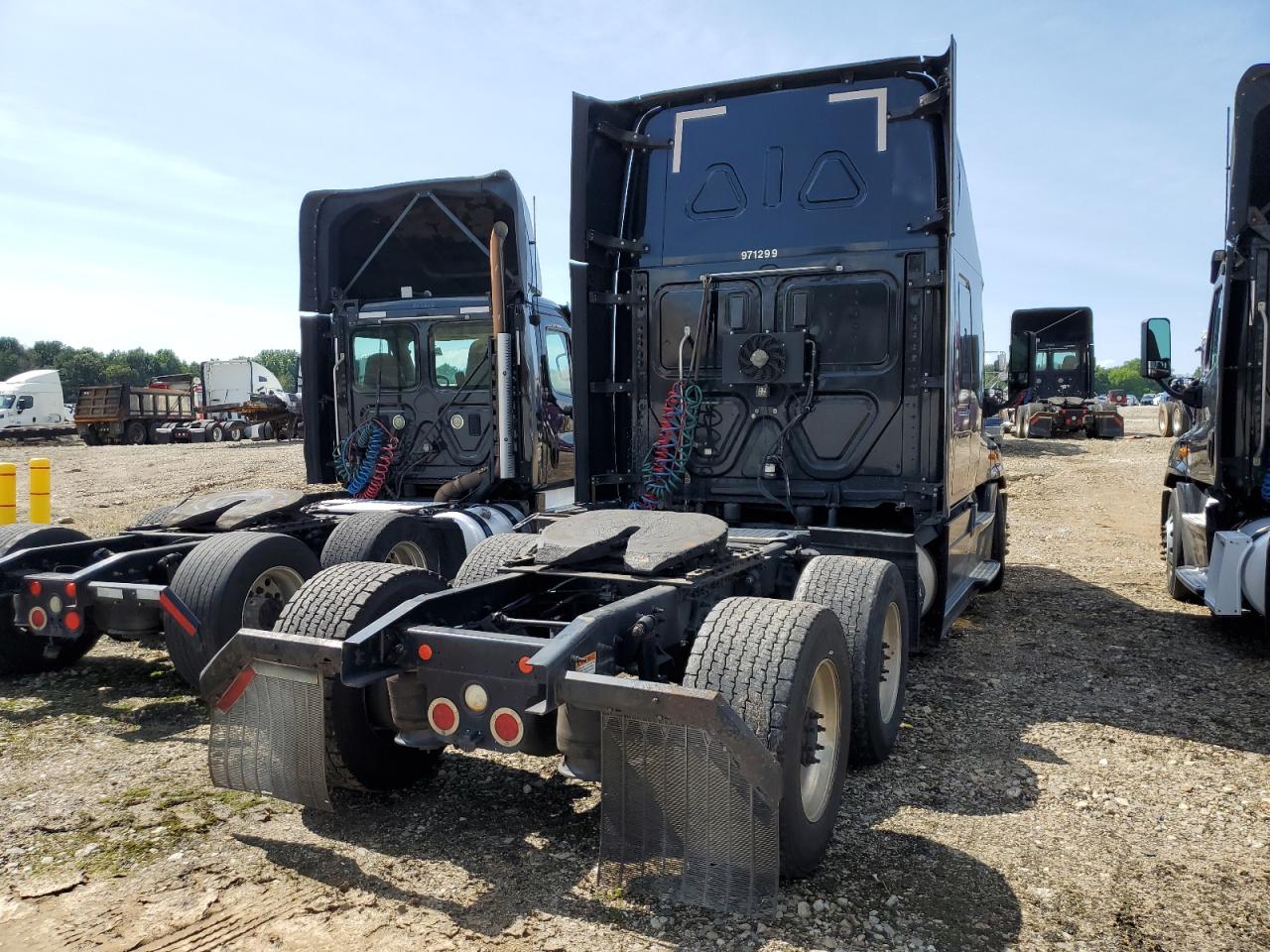 Lot #3182725737 2017 FREIGHTLINER CASCADIA 1