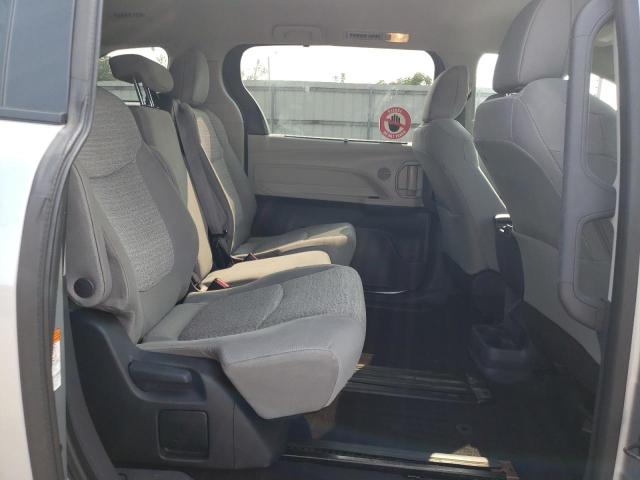 2022 TOYOTA SIENNA LE 5TDKSKFC4NS043681
