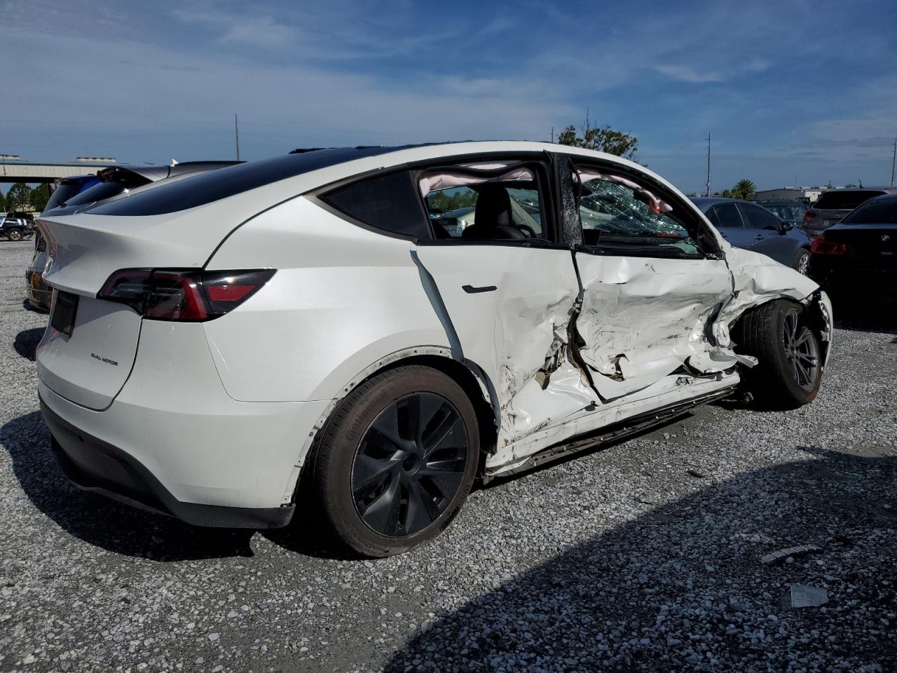 Tesla Model y 2025