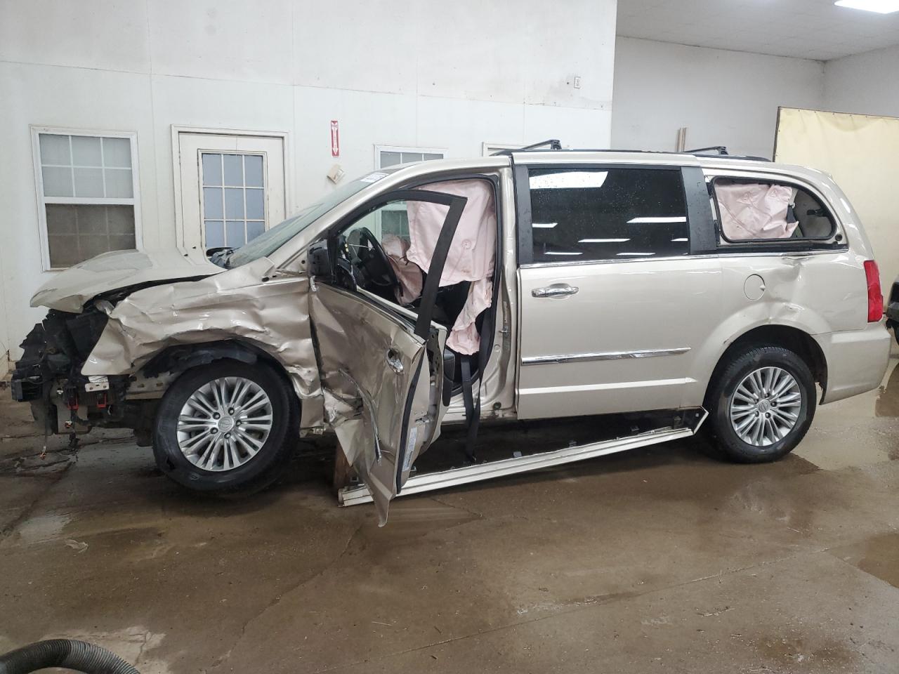 CHRYSLER TOWN & COUNTRY TOURING L
