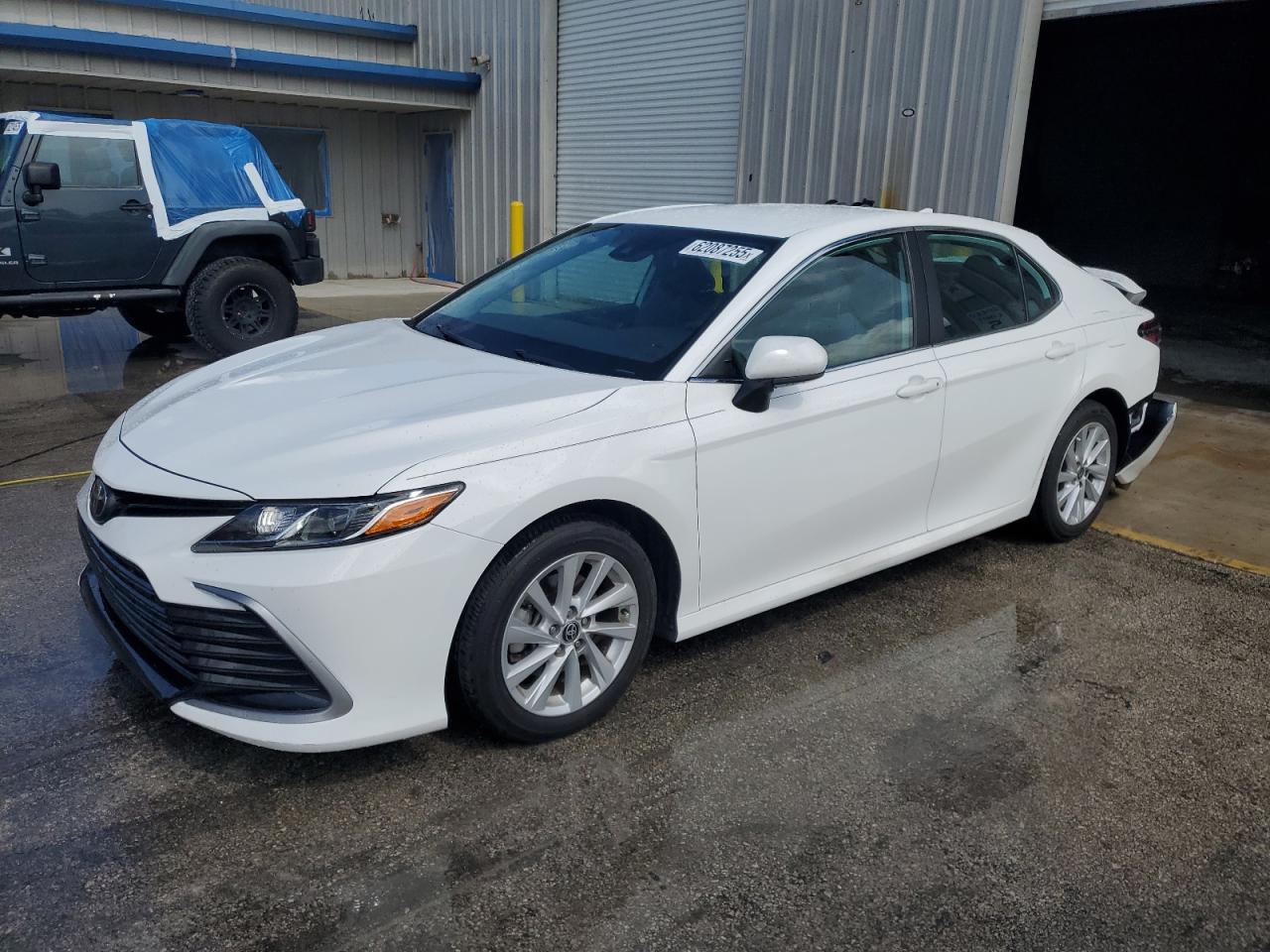 Toyota Camry le 2021