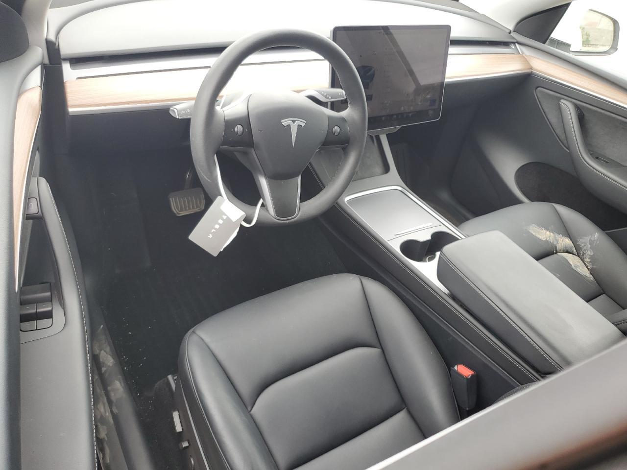 Tesla Model y 2025