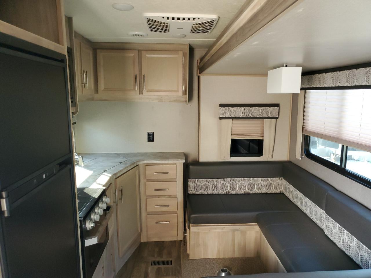 Lot #3216912270 2020 COACH CATALINA