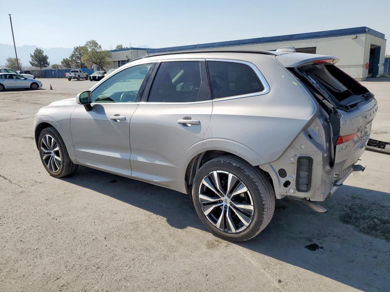 VOLVO XC60 B5 MOMENTUM